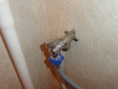 Angle valve to connect the washing machine to the water supply