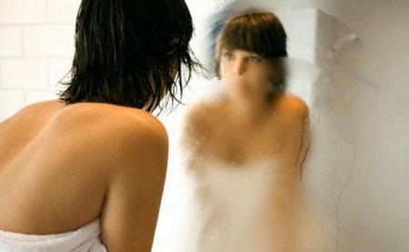 Dacă este prea multă umiditate în baie, un ventilator cu senzor de umiditate poate fi de ajutor.