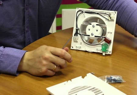 Cum funcționează un ventilator cu senzor de umiditate