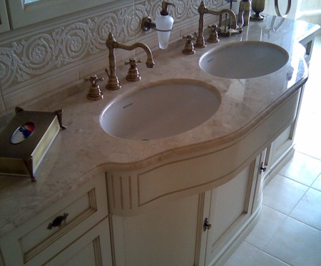 Dvojno pomivalno korito iz naravnega kamna