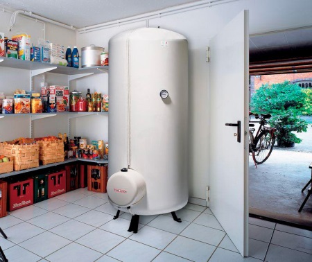 Ein Kessel der indirekten Heizung auf 200 Liter