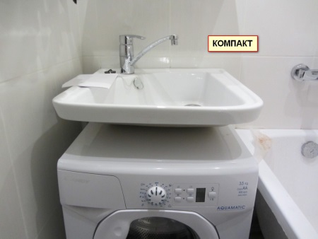 Tvättställ ovanför en tvättmaskin