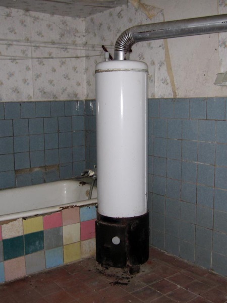 Puulämmitteinen vedenlämmitin asennettu