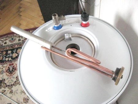 Bobina di caldaia intrappolata e anodo di magnesio