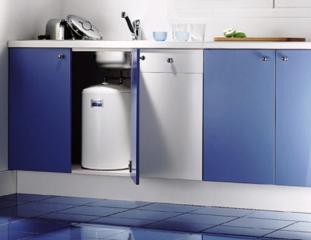 Uno scaldabagno elettrico di piccola capacità per lavare i piatti