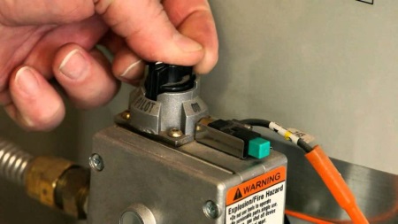 Plynový zásobníkový ohrievač vody s piezoelektrickým zapaľovaním