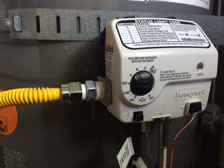 Plynový zásobníkový ohrievač vody s automatickým zapaľovaním 