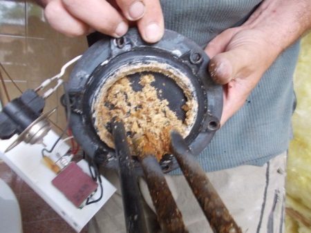 Замърсен нагревателен елемент на котела