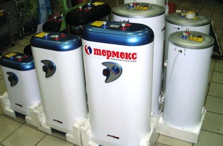 Selezionare gli scaldabagni ad accumulo in un negozio