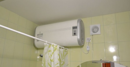 Grande scaldabagno ad accumulo in bagno