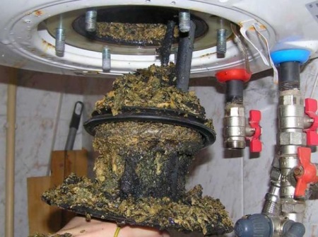 Precipitación en el ánodo de magnesio de la caldera