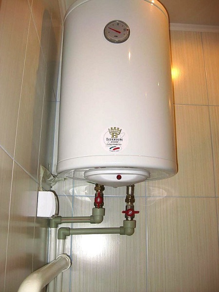 Kedel tilsluttet til vandrør af plastplade og metal