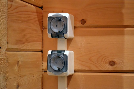 En stikkontakt til vandvarmeren, isoleret mod vandindtrængning