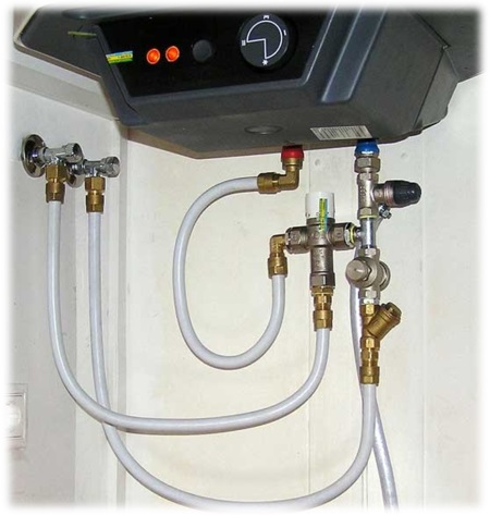 Kedel tilsluttet til vandrør af plastplade og metal